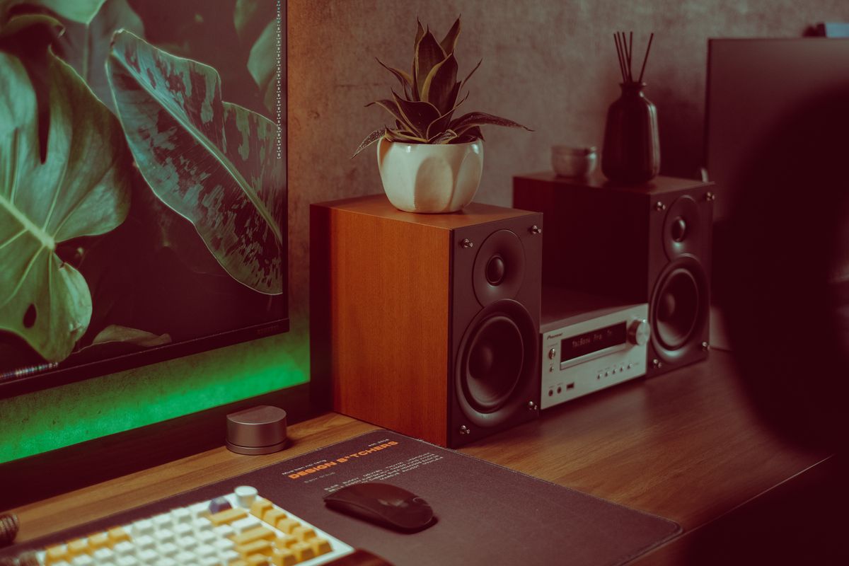 Computer and speakers arranged on a desk